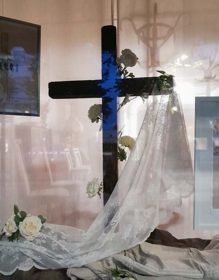 Rukouskahvila Liekki Risti Ikkunasomiste